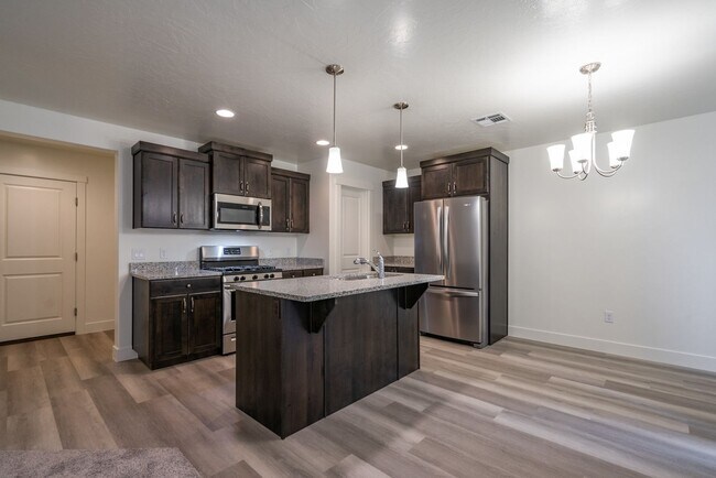 Foto del edificio - Flexible Lease! 4 Bedroom End Unit in St. ...