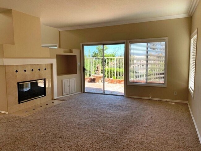 Foto del edificio - Downstairs bed + bath in gated community w...