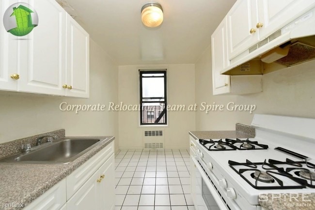 Building Photo - 3060 Crescent St