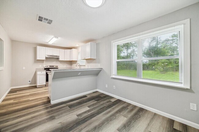 Foto del edificio - 7426 Saunders Rd