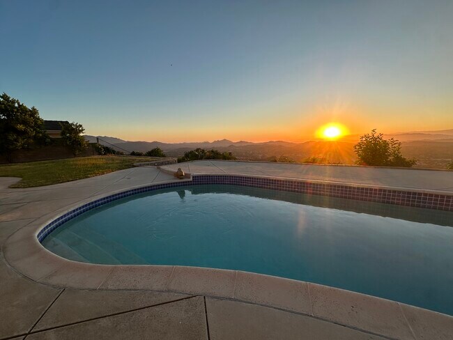 Foto del edificio - 2506 Sapra St