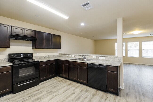 Foto del edificio - 5121 Lost Oak Dr