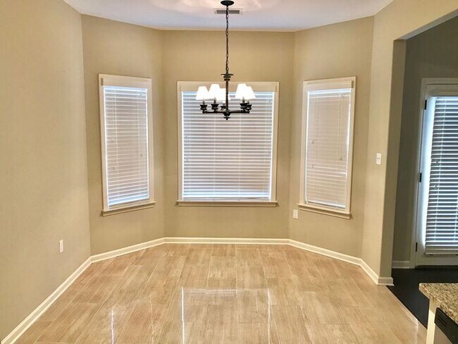 Foto del edificio - Now Leasing a 4 Bedroom 3 Bath Home In Southeast Memphis