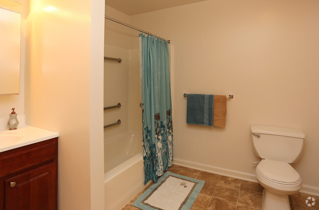 Spacious Full Bathroom (With Linen Closet) - Forrest Pointe