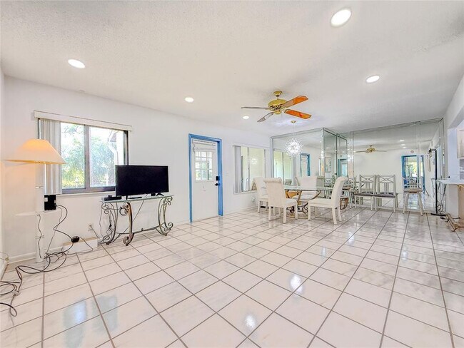 Foto del edificio - 301 Knotty Pine Cir