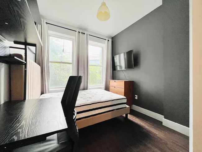 Building Photo - Furnished room/NOT APARTMENT