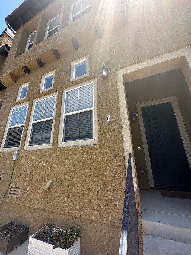 Foto principal - Stunning 3-Bedroom, 2.5-Bath Townhome in t...