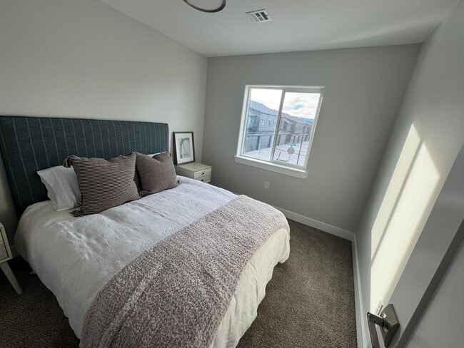 Foto del edificio - NEW 3BR, 2.5B, heated 2 car garage