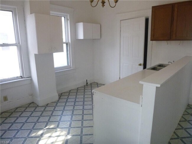 Building Photo - 678 Kling St