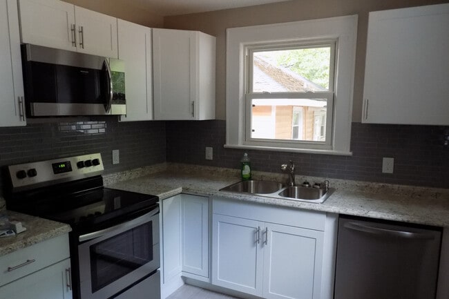 Building Photo - Coming Soon - 2 Bedroom Duplex in Belmont ...