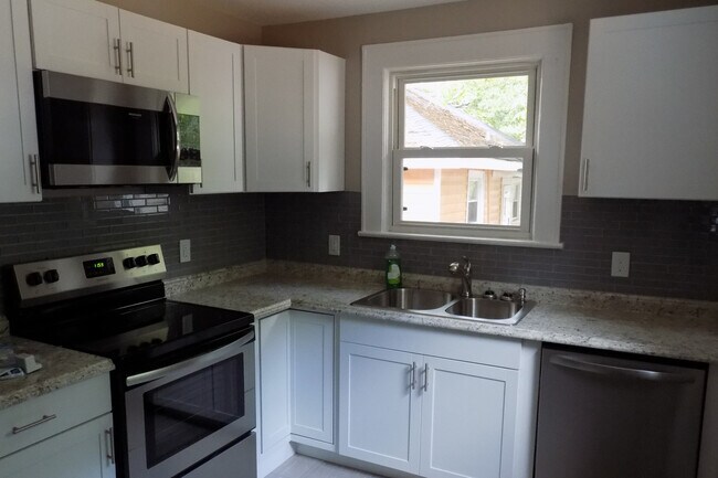 Foto del edificio - Coming Soon - 2 Bedroom Duplex in Belmont ...