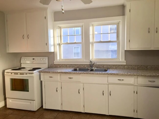 Foto del edificio - 144 S Maple St