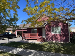 Building Photo - 705 Green Tree Dr