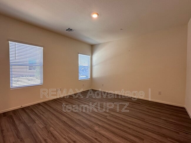 Building Photo - 479 Cove Ct