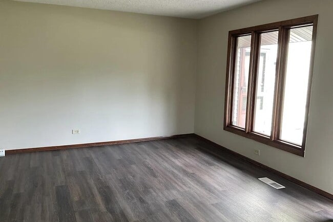Building Photo - 16401 Sherwood Dr