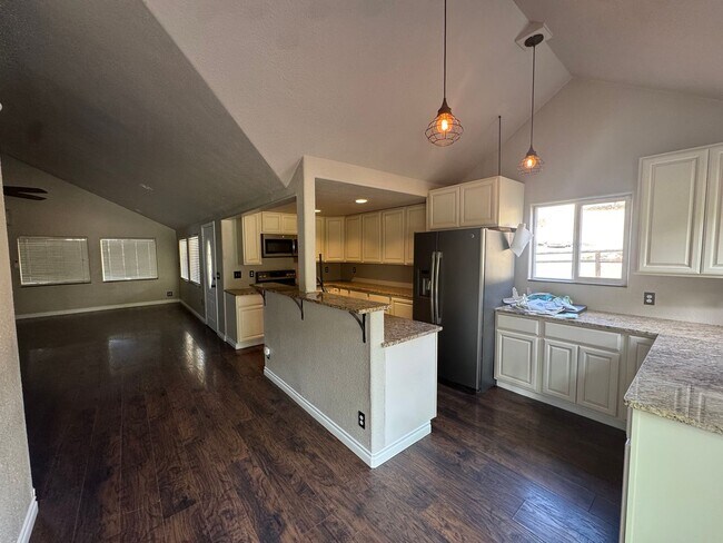 Building Photo - 301 Yew Ln