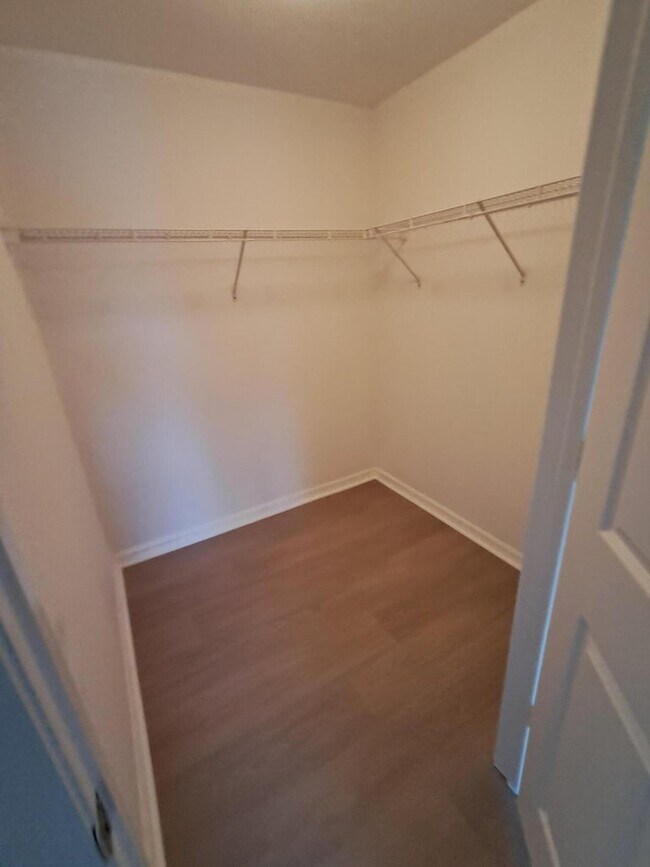 Foto del edificio - 280 Crestwood Cir