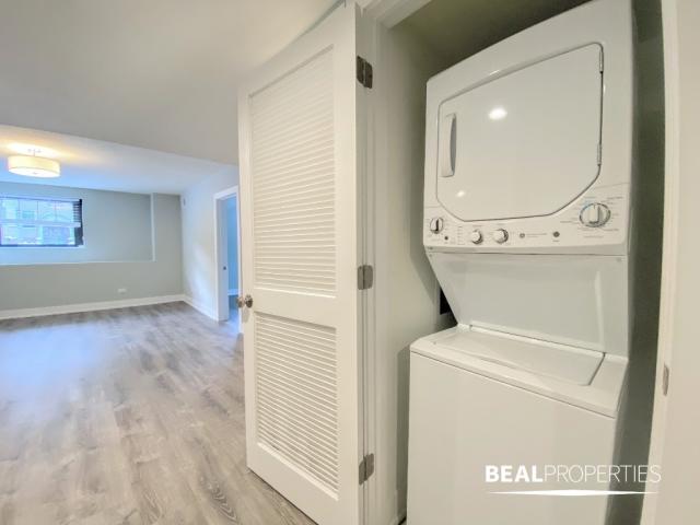Building Photo - 2 bedroom in EVANSTON IL 60202