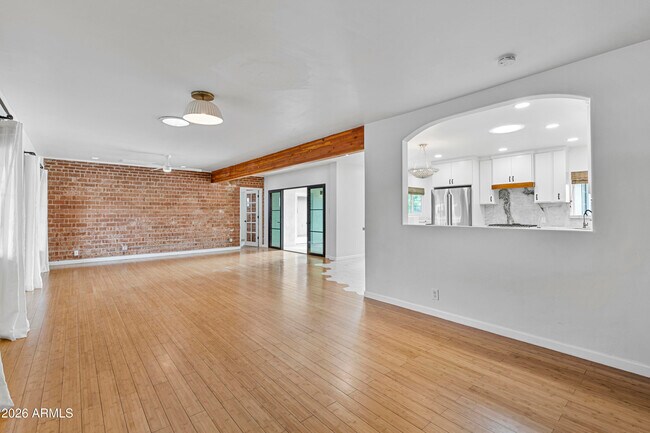 Foto del edificio - 4213 E Lewis Ave