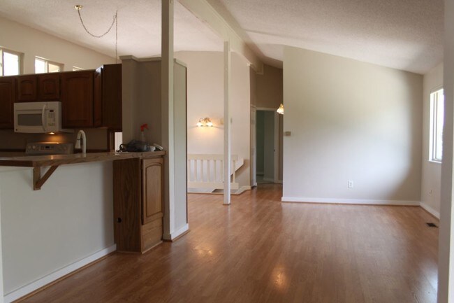 Building Photo - 5 Bedroom / 3 Bath Ranch with A/C