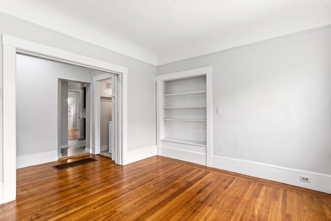 Foto del edificio - Freshly Renovated 1 Bed, 1 Bath Oakland Home with In-Unit Laundry