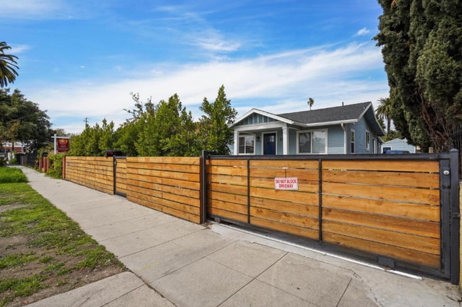 Building Photo - 1727 W 59th Pl