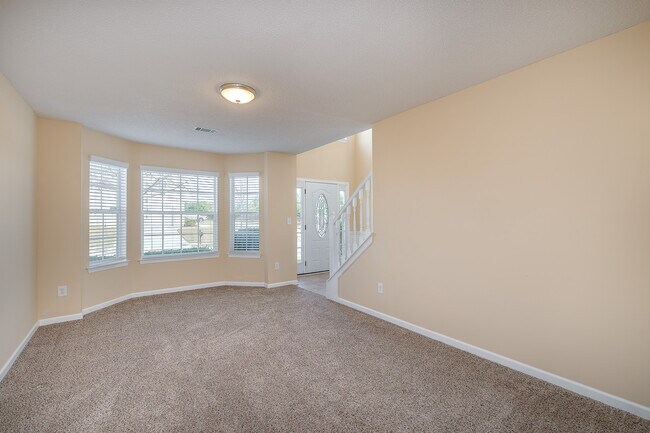 Foto del edificio - Great Opportunity: 5 Beds/ 3 Full Baths!!
