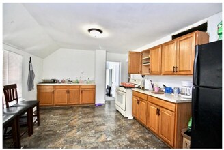 Building Photo - 832 Central Ave