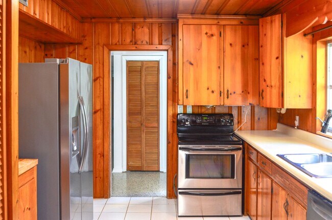 Building Photo - Three Bedroom Two Bath Home Hidden in NW G...