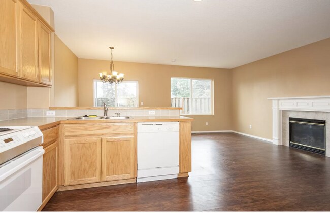 Foto del edificio - Charming 3 BD* 2.5 BA* Townhome Located In...