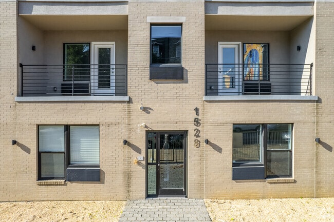 1528 Entrance - Fairmount Square