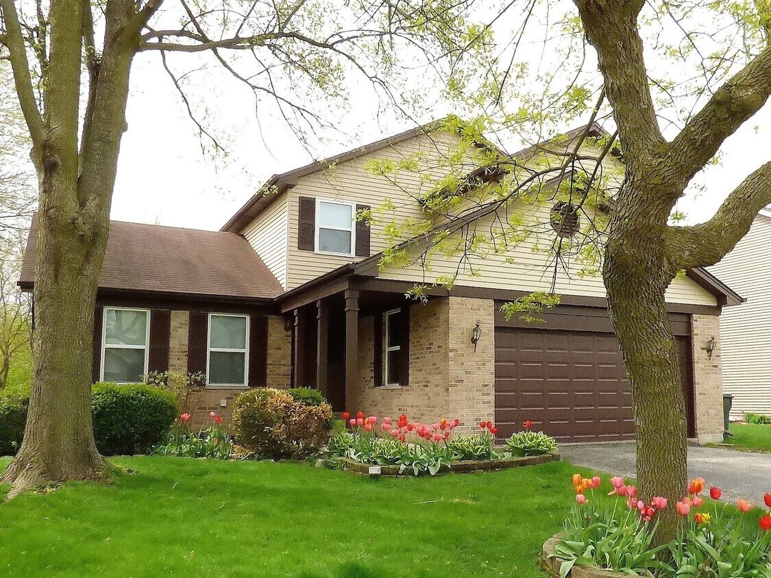 Primary Photo - 341 Wooded Knoll Dr