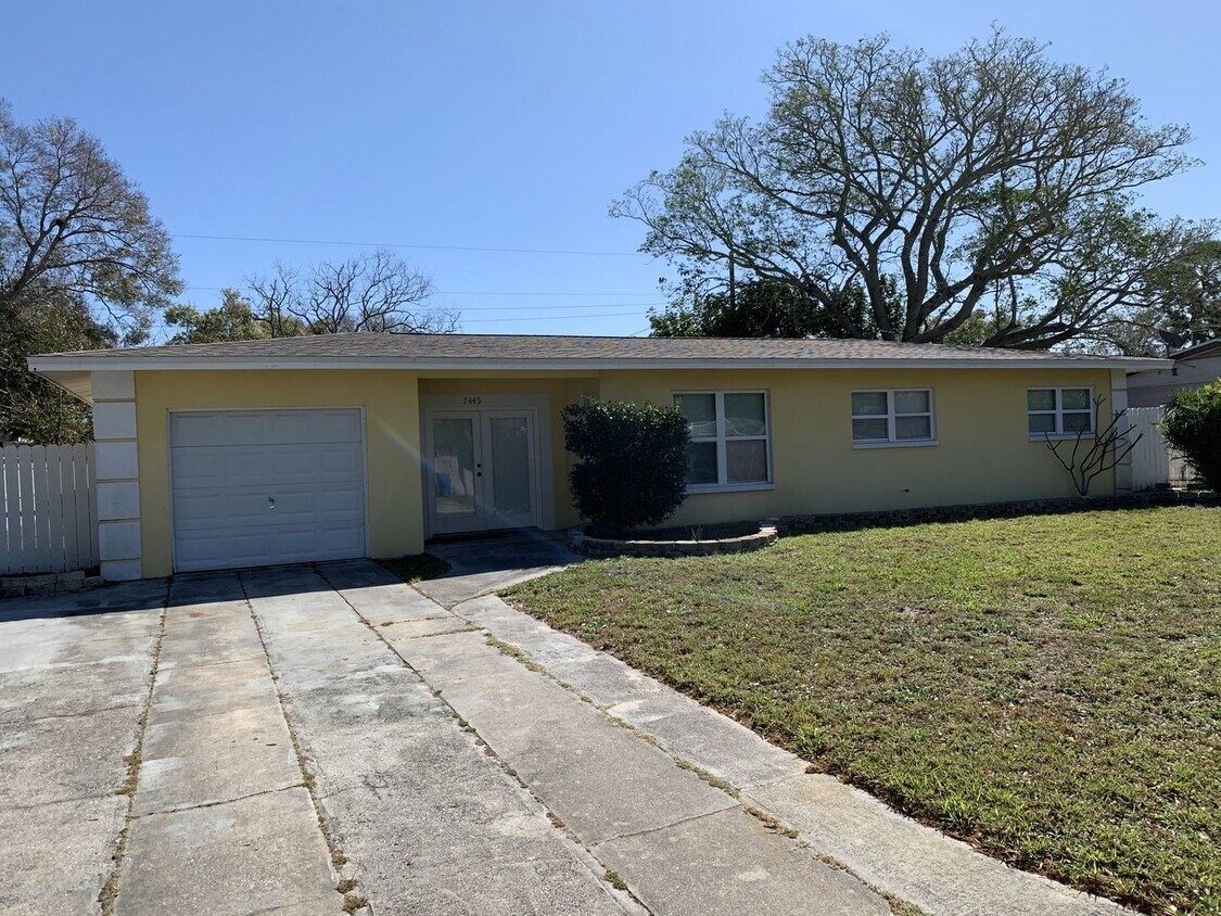 Foto principal - 3 Bed 1 Bath Home with fenced yard in quie...