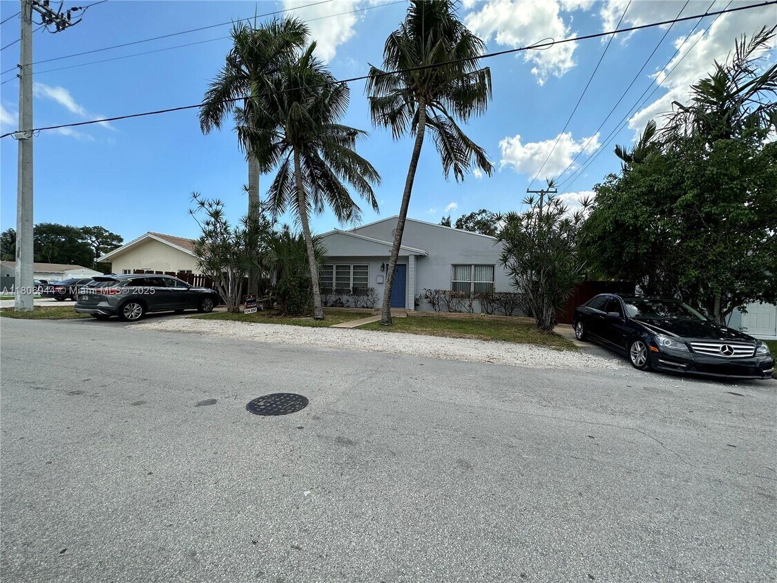 Primary Photo - 1412 NE 12th St