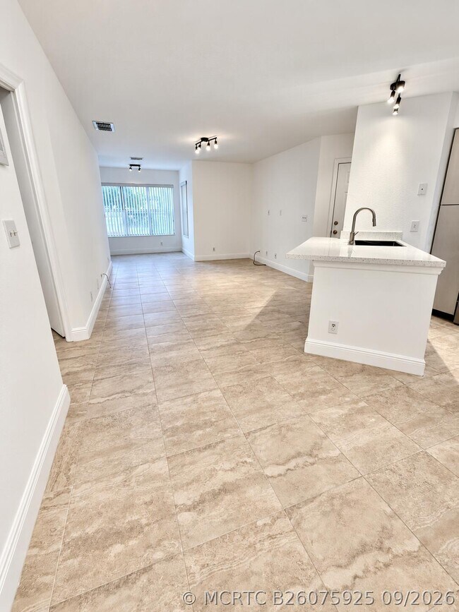 Foto del edificio - 3330 Pinewalk Dr N