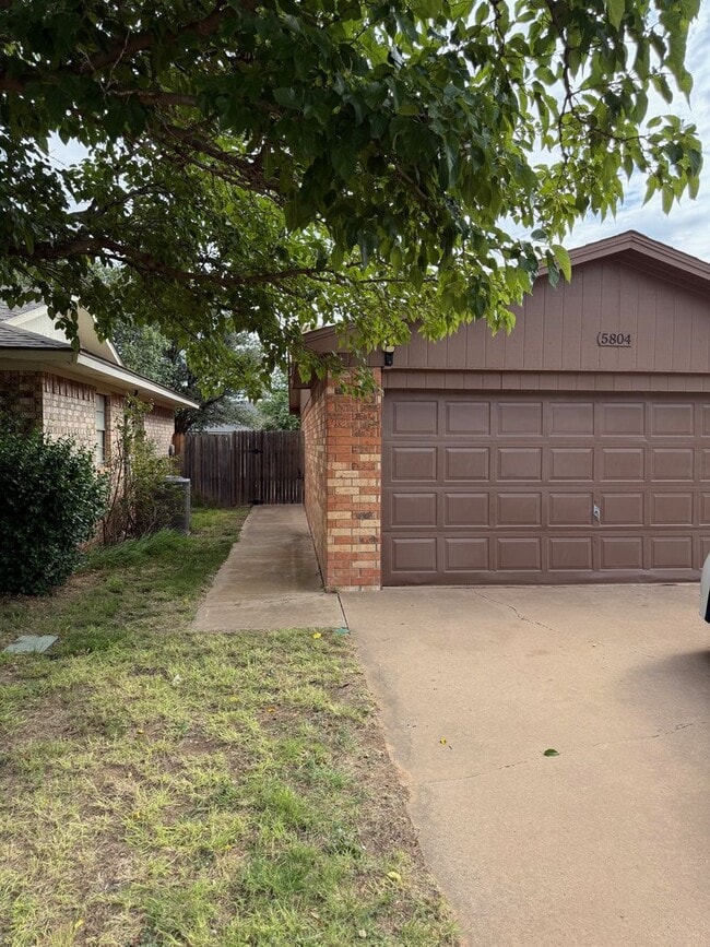 Building Photo - Updated 3-2-2 in Northwest Lubbock Near TC...