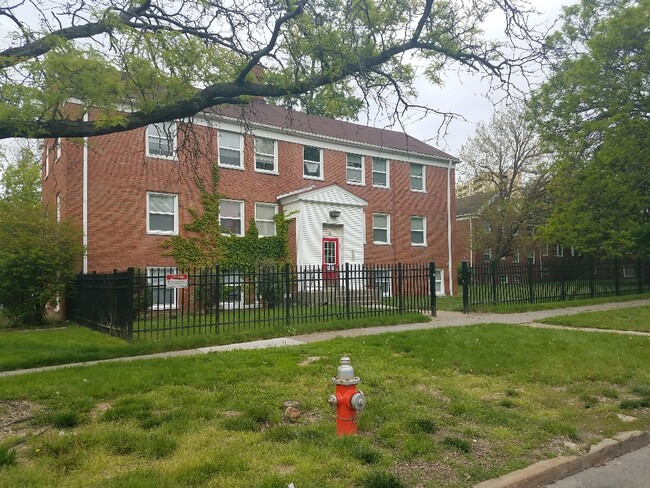 Foto del edificio - 1875 Forest Hills Blvd