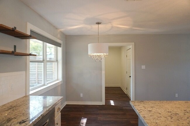 Building Photo - 210 Baber St