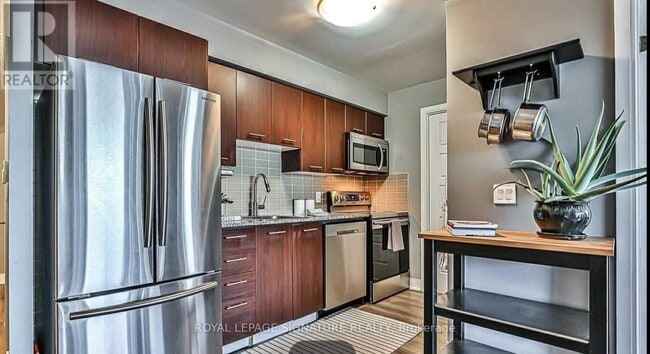 Building Photo - 125 Village Green Square