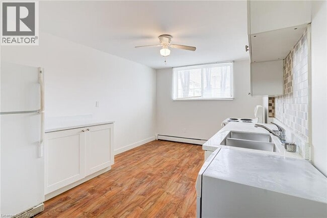 Building Photo - 807 Robinson St