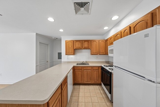 Building Photo - 711 Clinton St