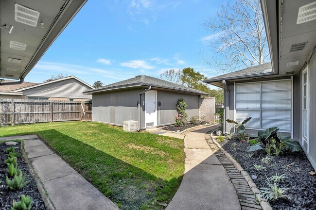 Building Photo - 632 E Castle Harbour Dr