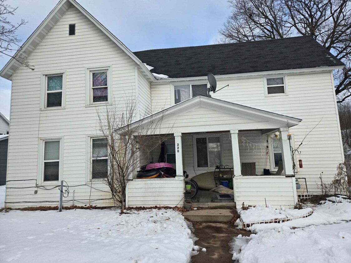 Building Photo - 220 Sara St