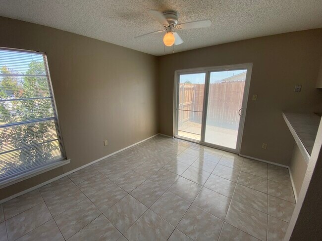 Building Photo - 2 bed 1 bath duplex unit