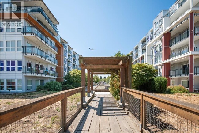 Building Photo - 10155 River Dr