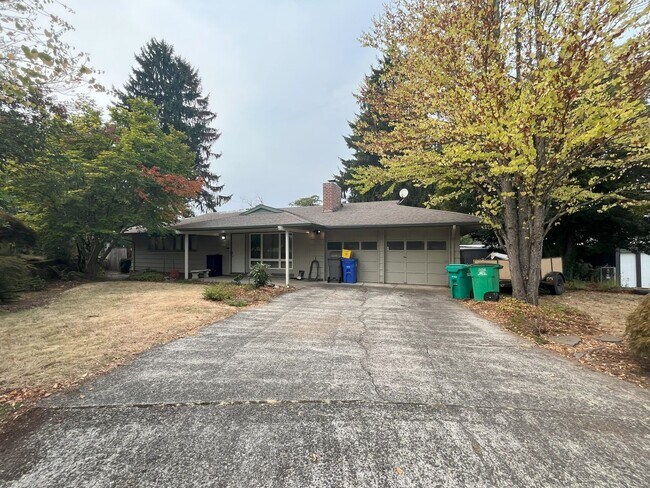 Foto del edificio - Classic Comfort: 3-Bed, 1.5-Bath Home with...