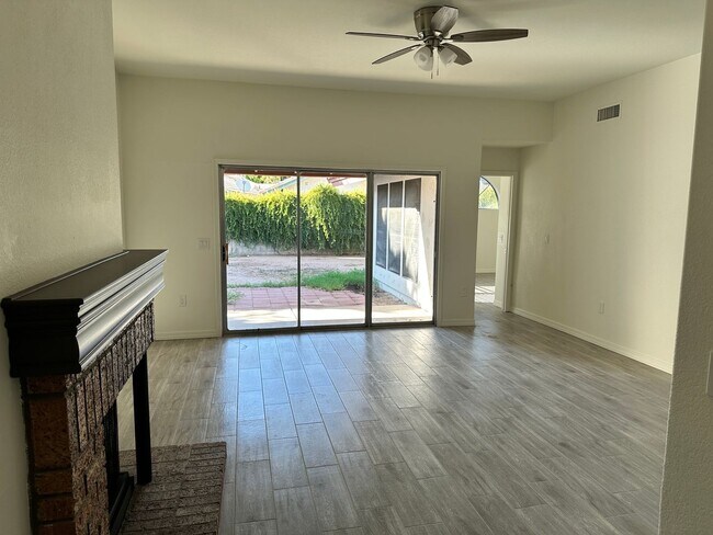 Foto del edificio - 1430 W Camino Ct