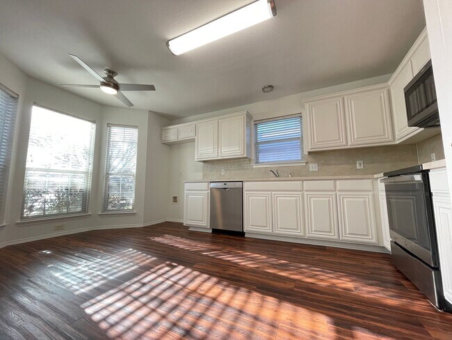 Foto del edificio - 3/2/2 Beautiful floors & patio