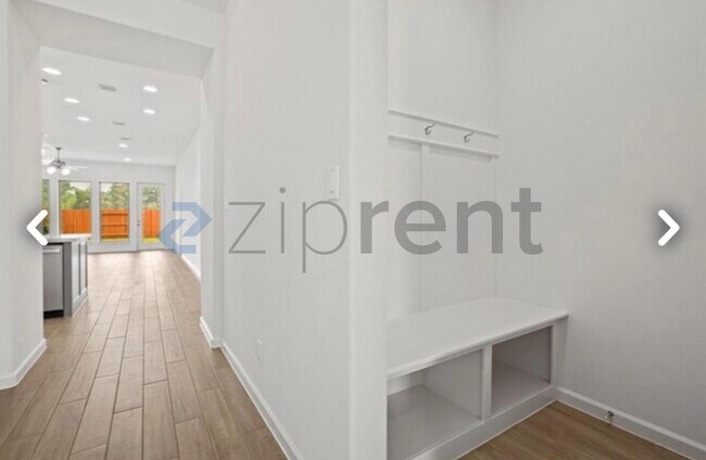Building Photo - Unit