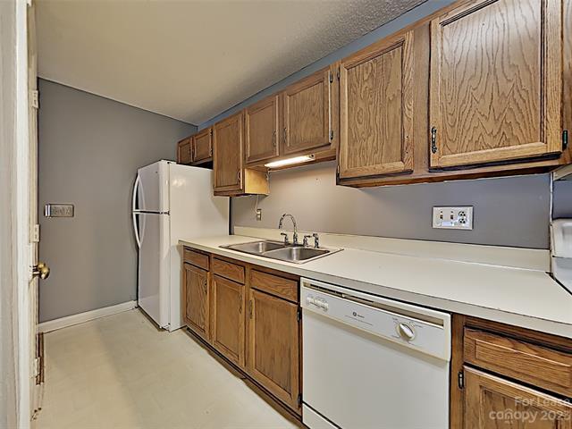 Building Photo - 6203 Rosecroft Dr